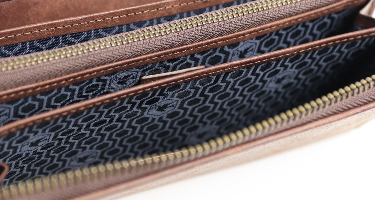 sot / Pueblo Leather 享受隨著時間推移而發生的獨特變化。展現義大利皮革獨特魅力的圓形拉鍊長皮夾