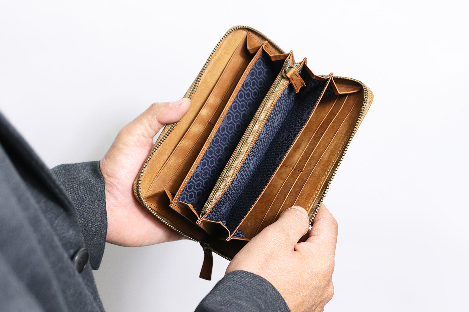 sot / Pueblo Leather 享受隨著時間推移而發生的獨特變化。展現義大利皮革獨特魅力的圓形拉鍊長皮夾