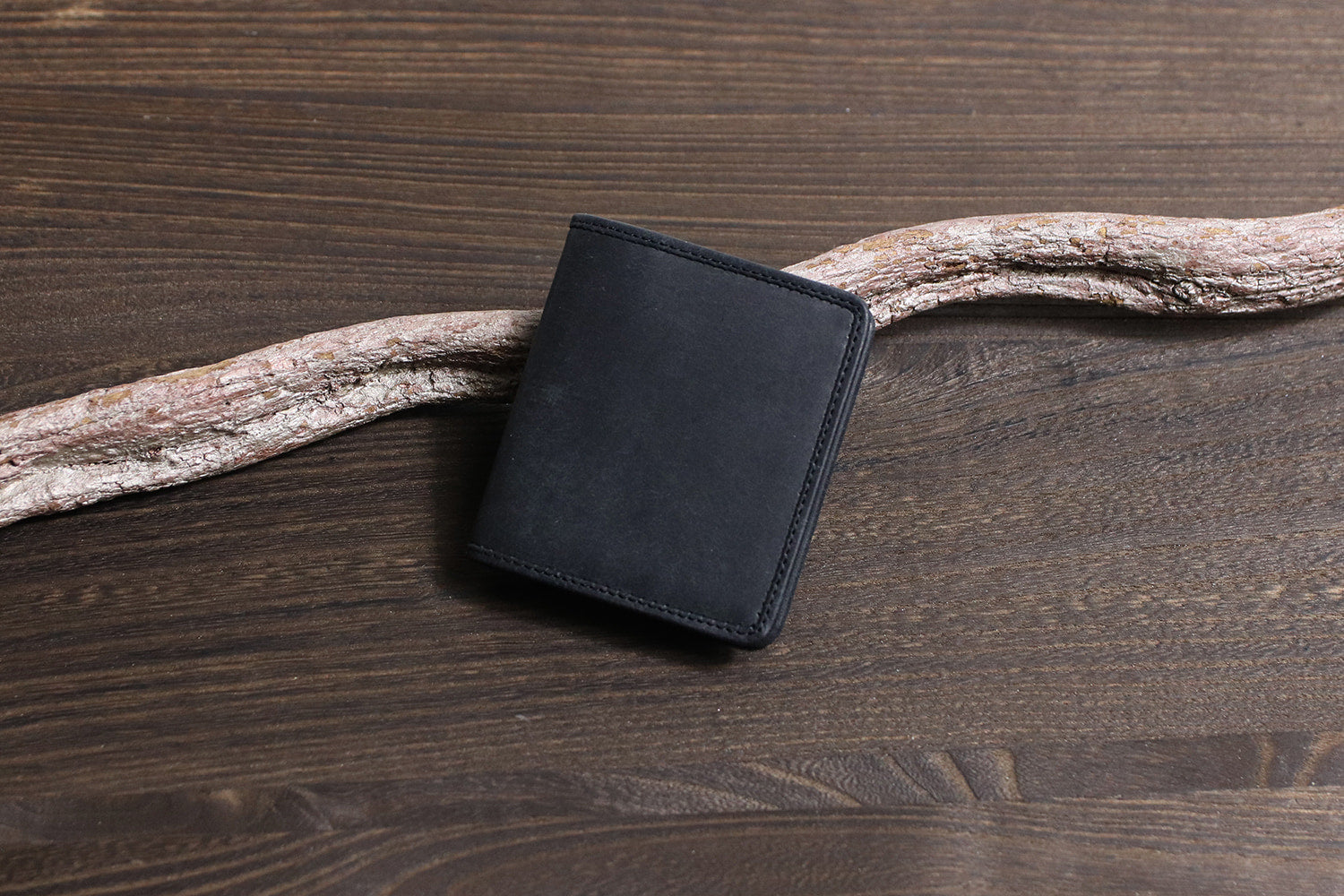 sot / Pueblo Leather 享受隨著時間推移而發生的獨特變化。展現義大利皮革獨特魅力的錢夾