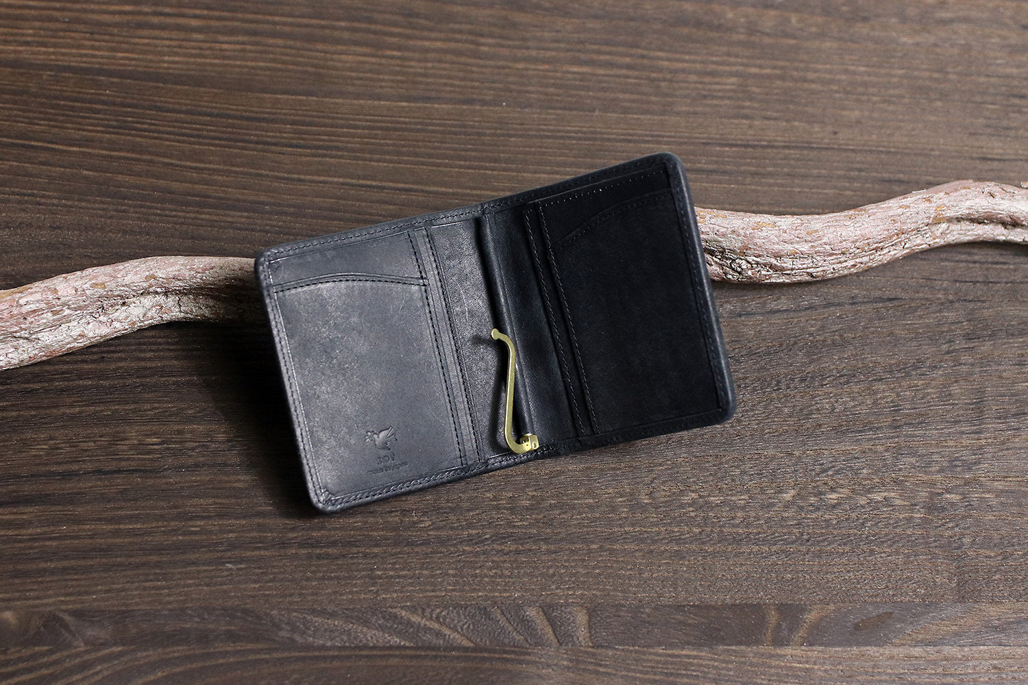 sot / Pueblo Leather 享受隨著時間推移而發生的獨特變化。展現義大利皮革獨特魅力的錢夾