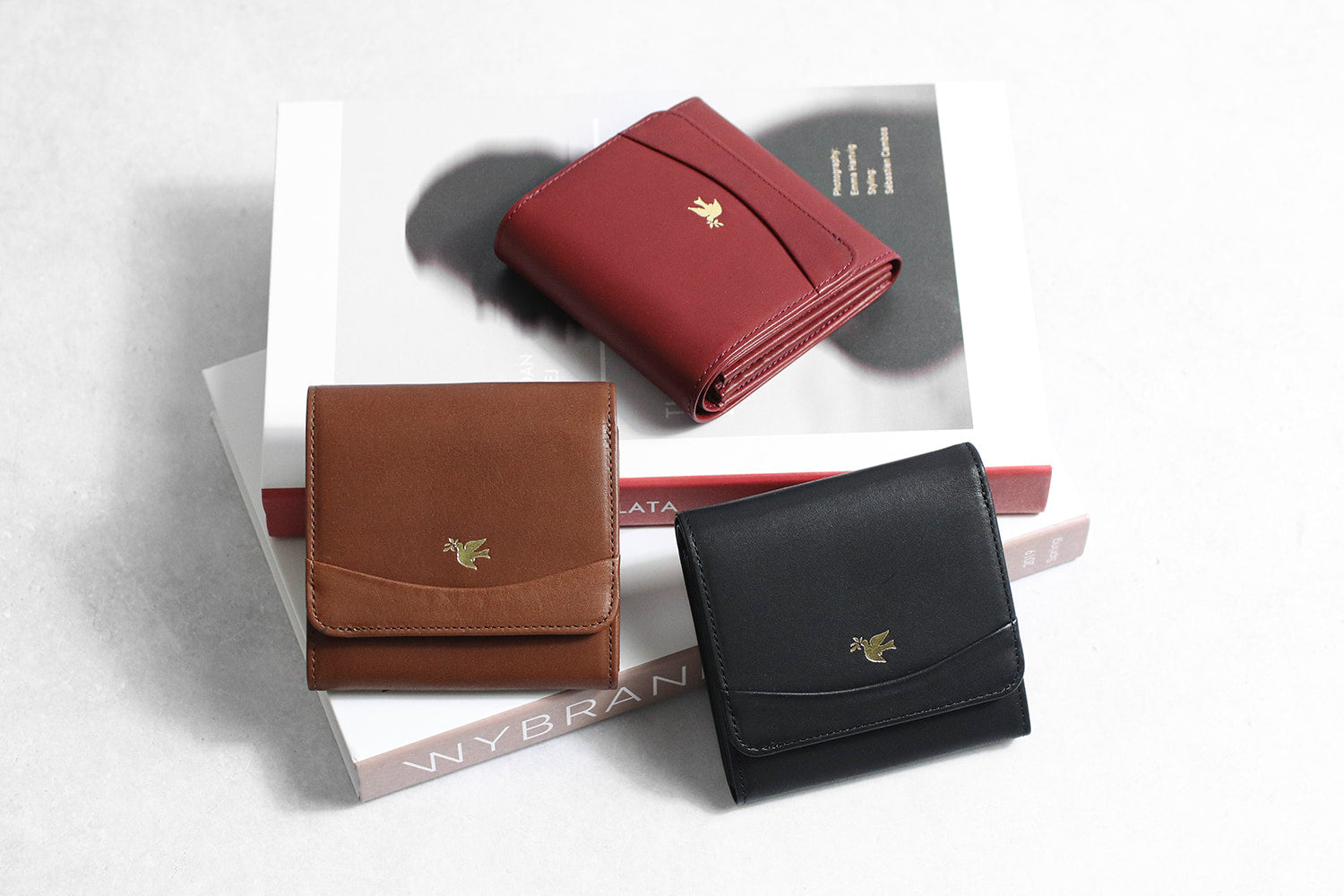 sot / Eleganza A compact wallet made of soft and elegant cowhide leather