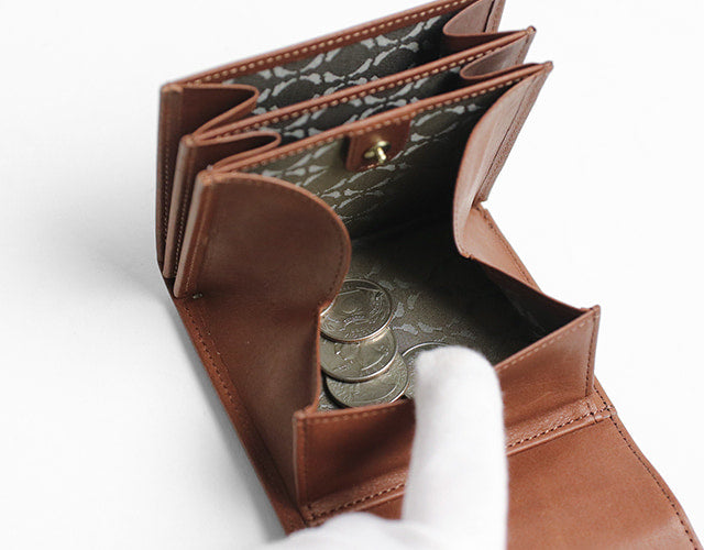 sot / Eleganza A compact wallet made of soft and elegant cowhide leather