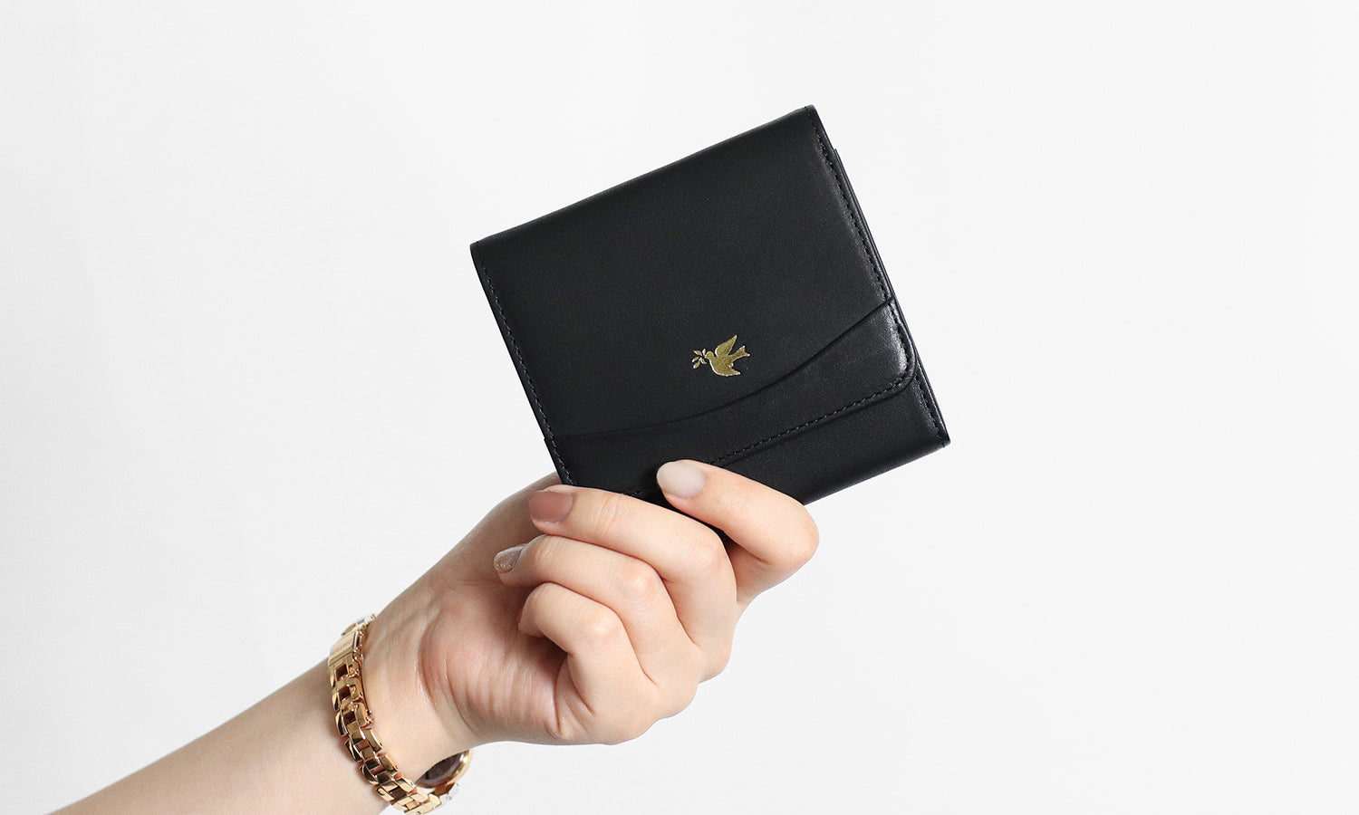 sot / Eleganza A compact wallet made of soft and elegant cowhide leather