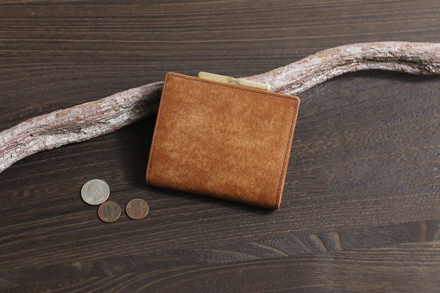 sot / Pueblo Leather 享受隨著時間推移而發生的獨特變化。具有獨特義大利皮革魅力的皮夾