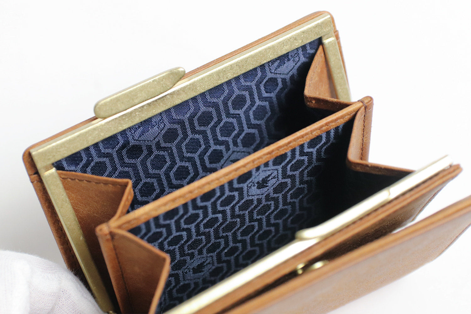 sot / Pueblo Leather 享受隨著時間推移而發生的獨特變化。具有獨特義大利皮革魅力的皮夾