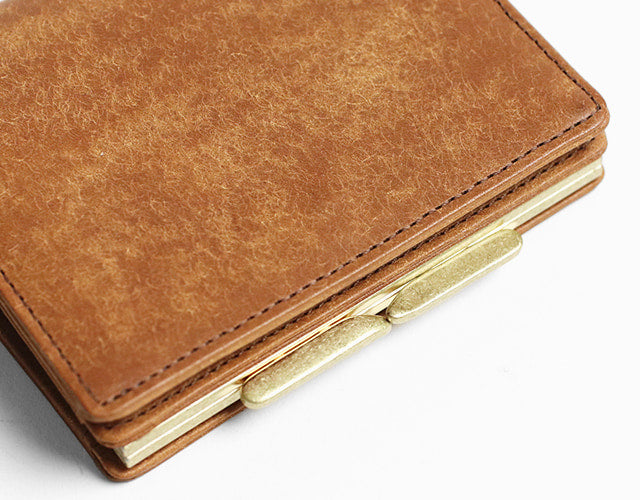 sot / Pueblo Leather 享受隨著時間推移而發生的獨特變化。具有獨特義大利皮革魅力的皮夾