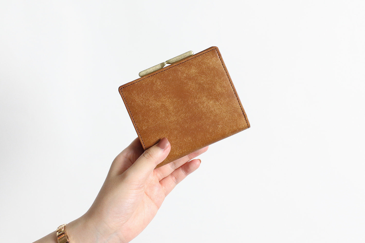 sot / Pueblo Leather 享受隨著時間推移而發生的獨特變化。具有獨特義大利皮革魅力的皮夾