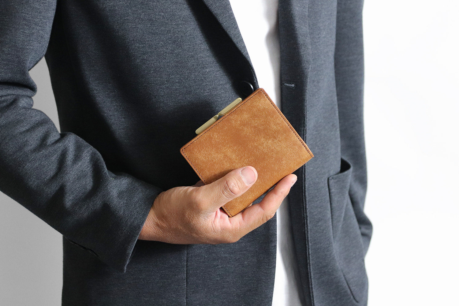 sot / Pueblo Leather 享受隨著時間推移而發生的獨特變化。具有獨特義大利皮革魅力的皮夾