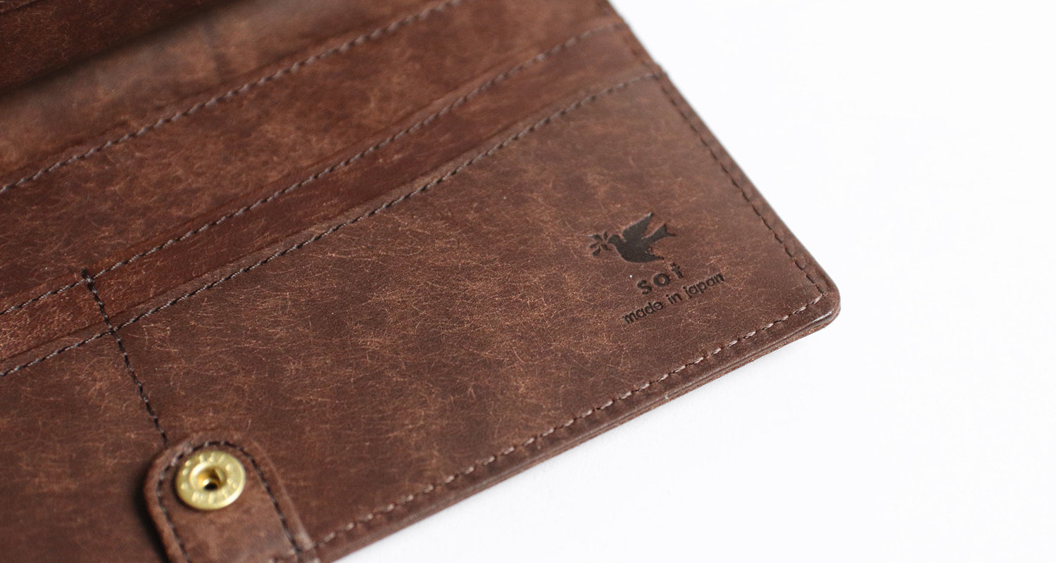 sot / Pueblo Leather 享受隨著時間推移而發生的獨特變化。具有獨特義大利皮革魅力的長皮夾