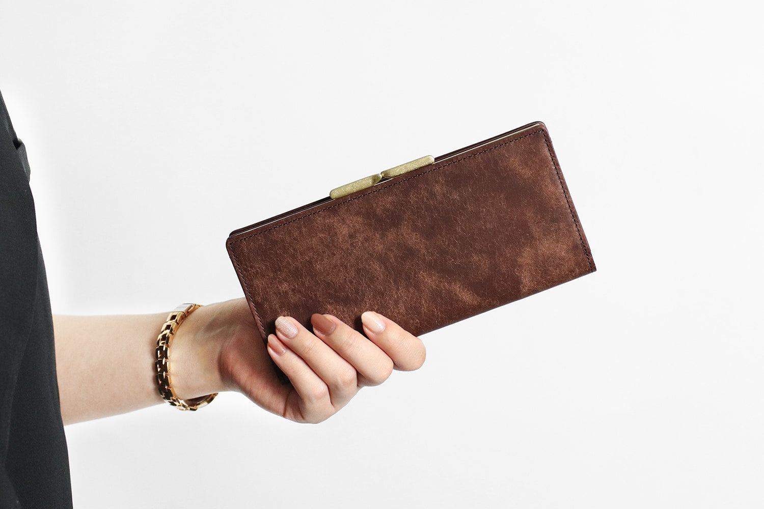 sot / Pueblo Leather 享受隨著時間推移而發生的獨特變化。具有獨特義大利皮革魅力的長皮夾