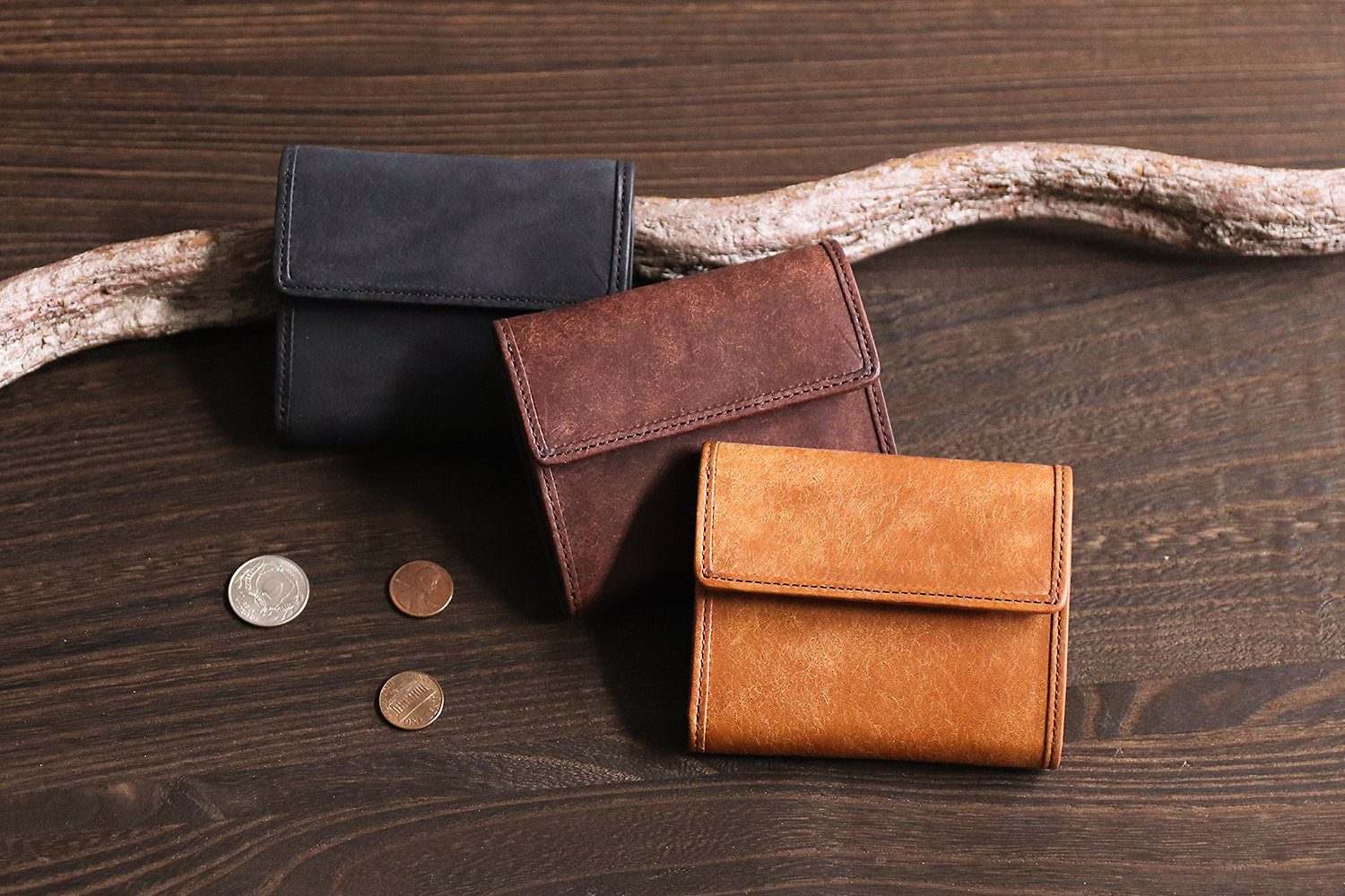 sot / Pueblo Leather 享受隨著時間推移而發生的獨特變化。展現義大利皮革獨特魅力的緊湊型皮夾