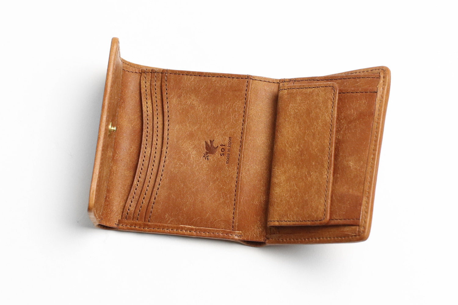 sot / Pueblo Leather 享受隨著時間推移而發生的獨特變化。展現義大利皮革獨特魅力的緊湊型皮夾