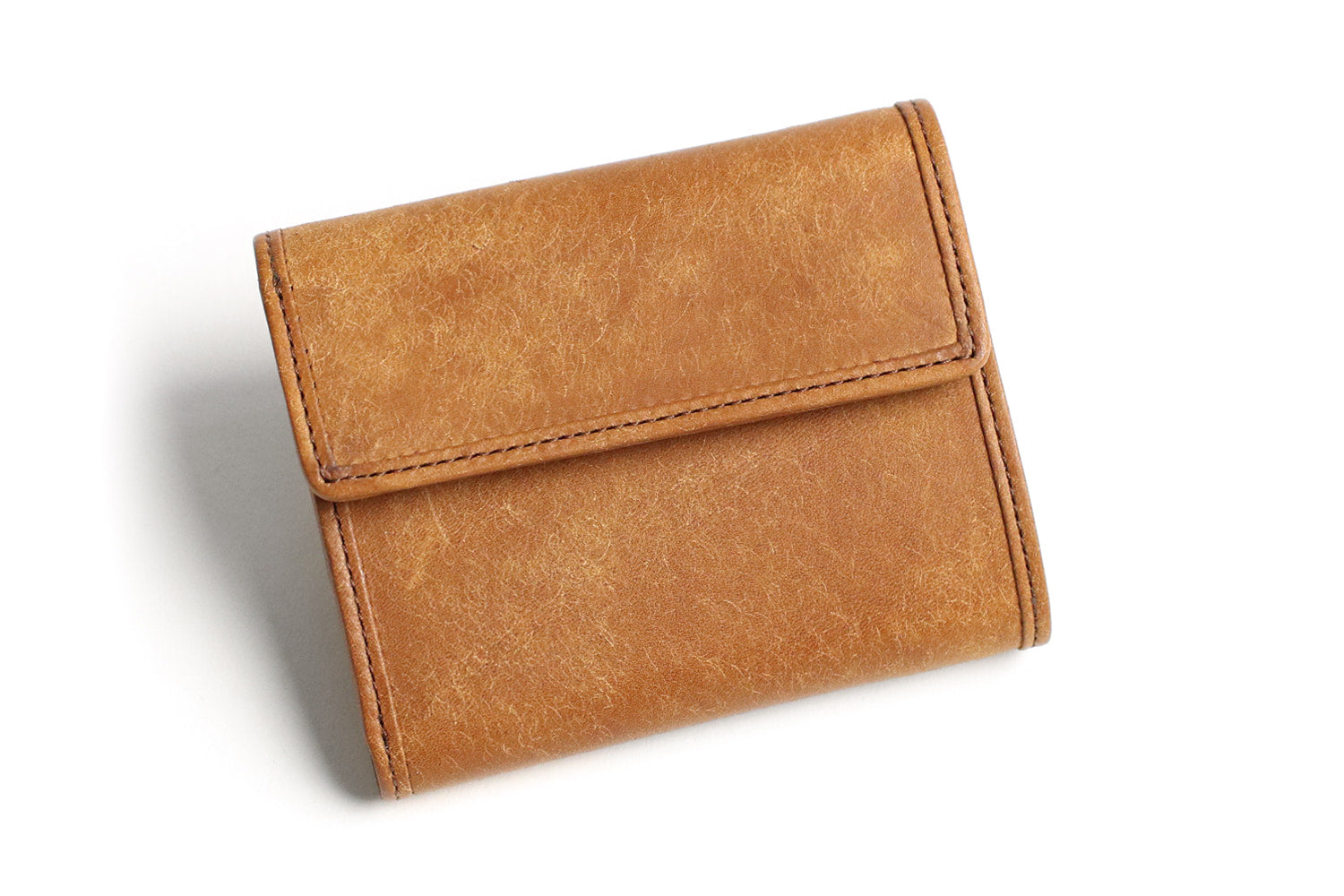 sot / Pueblo Leather 享受隨著時間推移而發生的獨特變化。展現義大利皮革獨特魅力的緊湊型皮夾