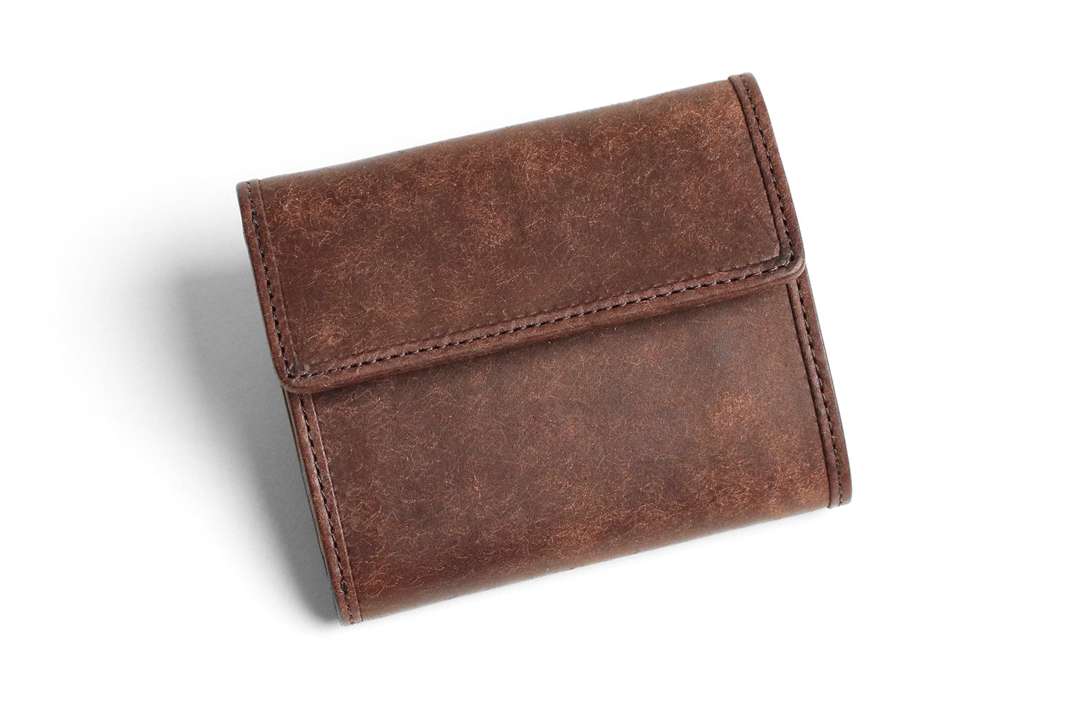 sot / Pueblo Leather 享受隨著時間推移而發生的獨特變化。展現義大利皮革獨特魅力的緊湊型皮夾
