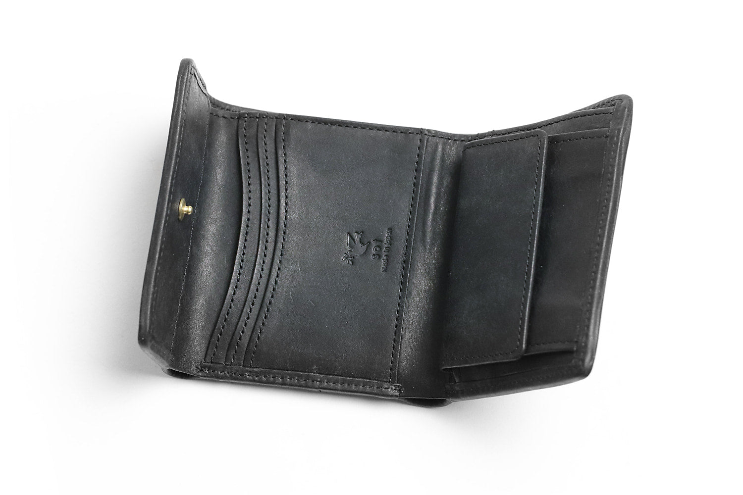 sot / Pueblo Leather 享受隨著時間推移而發生的獨特變化。展現義大利皮革獨特魅力的緊湊型皮夾