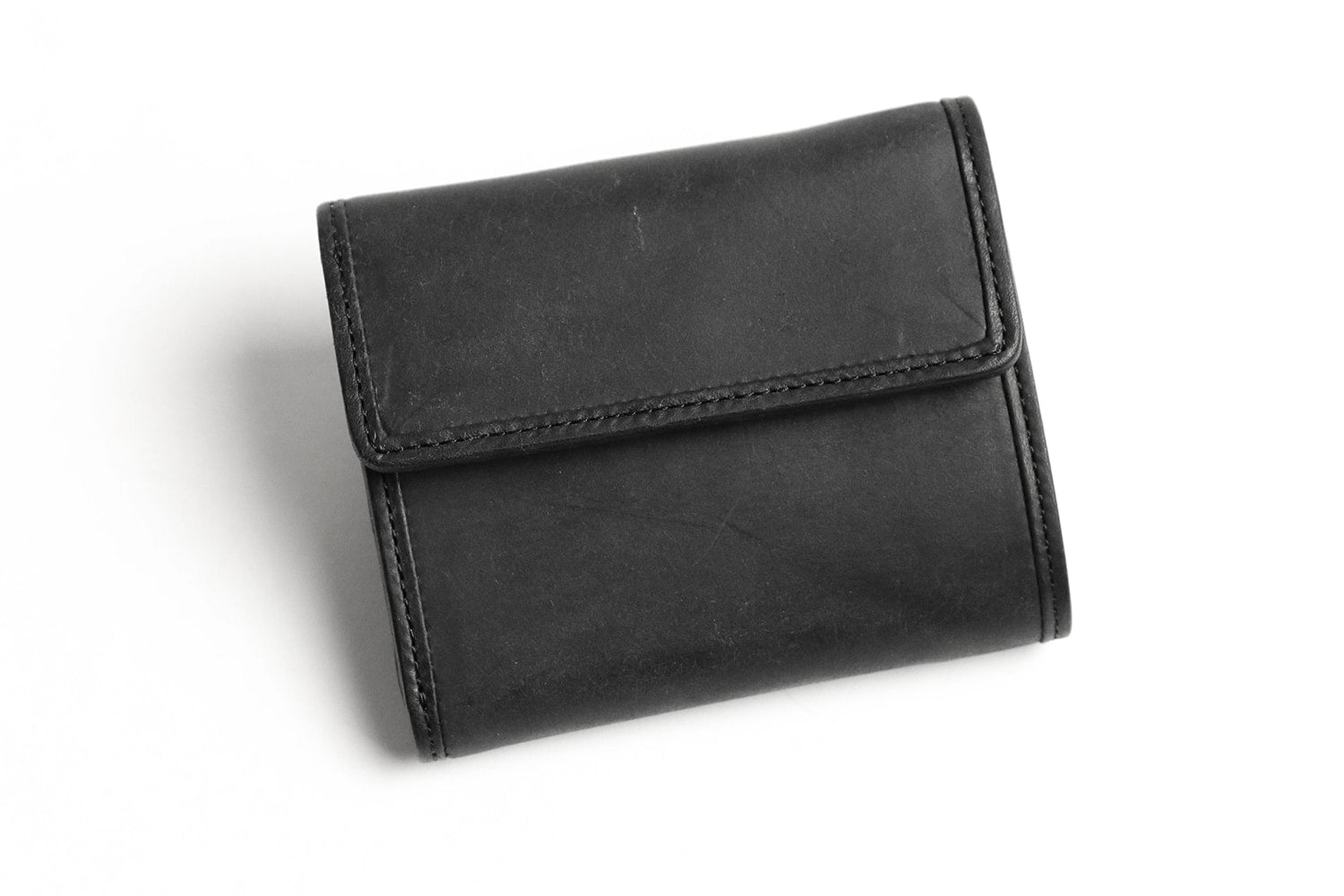 sot / Pueblo Leather 享受隨著時間推移而發生的獨特變化。展現義大利皮革獨特魅力的緊湊型皮夾