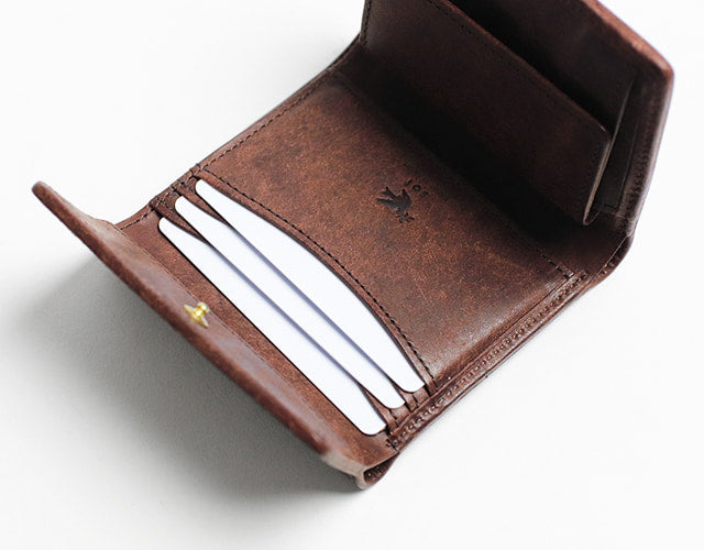sot / Pueblo Leather 享受隨著時間推移而發生的獨特變化。展現義大利皮革獨特魅力的緊湊型皮夾
