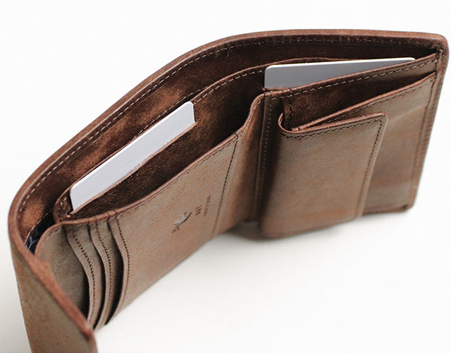 sot / Pueblo Leather 享受隨著時間推移而發生的獨特變化。展現義大利皮革獨特魅力的緊湊型皮夾