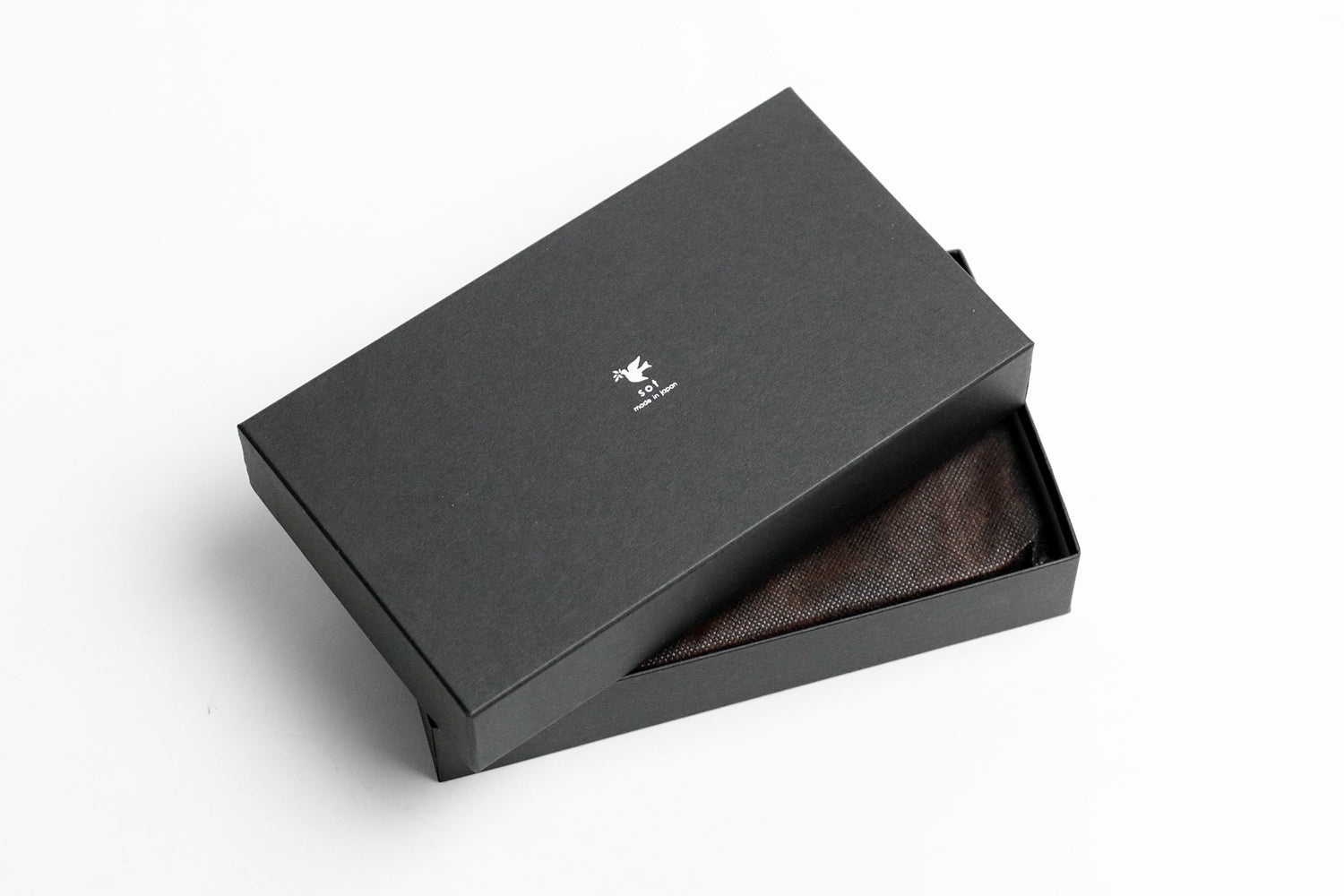 sot / Eleganza A compact wallet made of soft and elegant cowhide leather