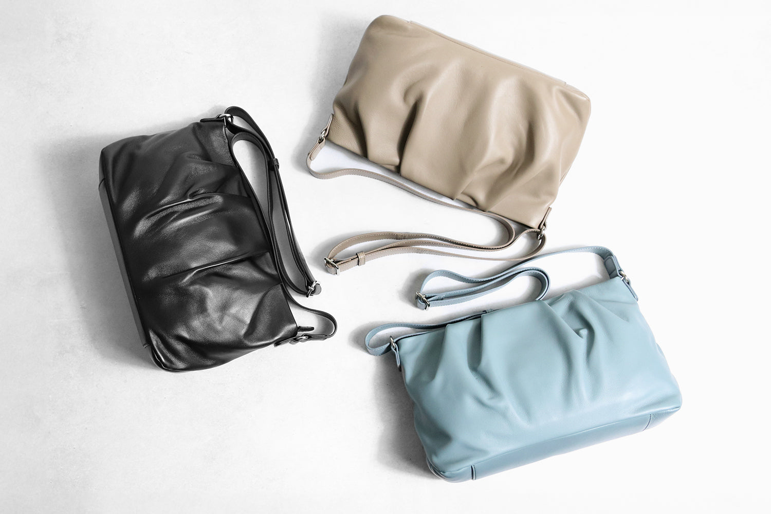 ARUKAN ラムーア 上品なラム革ドレープのB5ショルダーバッグ 