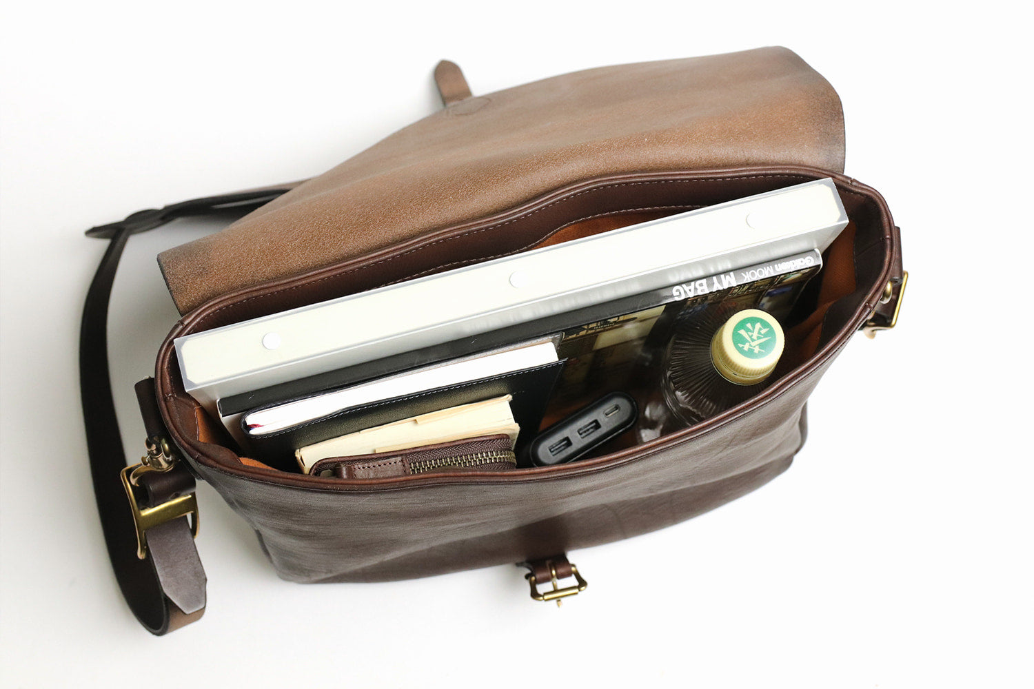 vasco / LEATHER POSTMAN SHOULDER BAG -MEDIUM (PLANE)