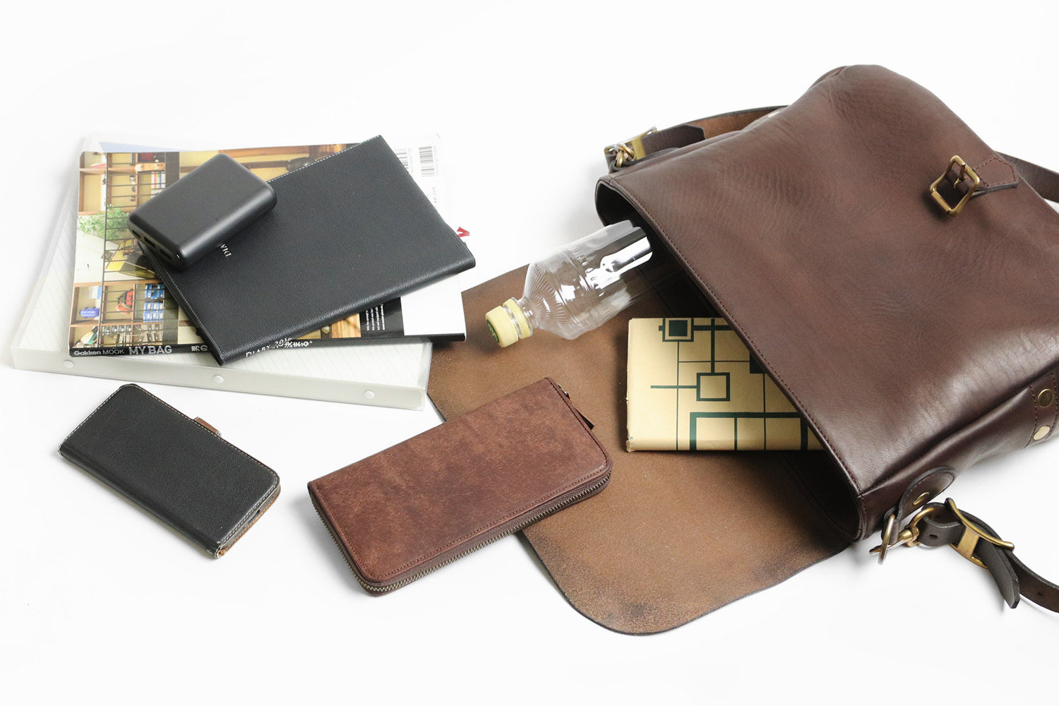 vasco / LEATHER POSTMAN SHOULDER BAG -MEDIUM (PLANE)