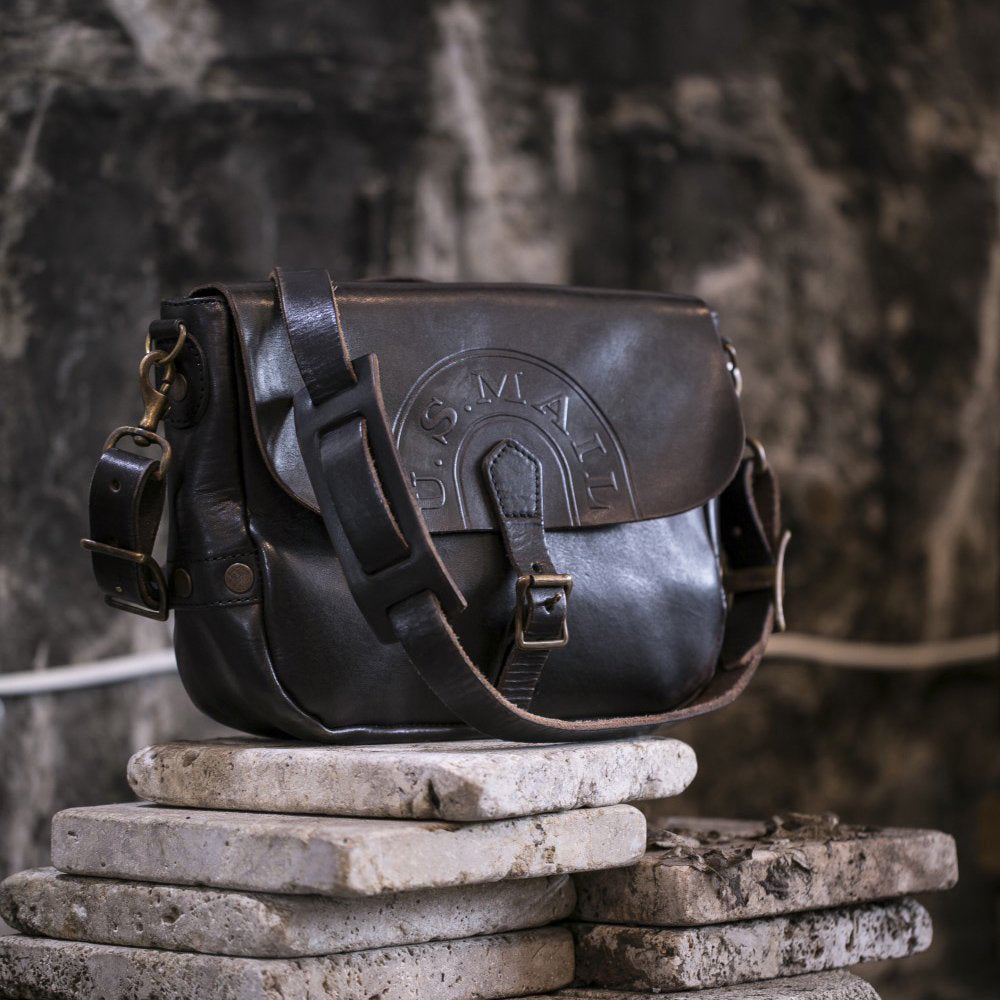 vasco / LEATHER POSTMAN SHOULDER BAG -MEDIUM (PLANE)