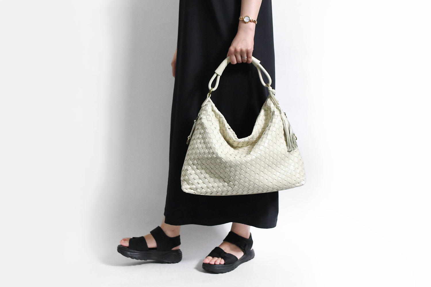 LILY / METS Look, touch, and use it to be amazed! A voluminous 2-way tote bag made of soft pony mesh