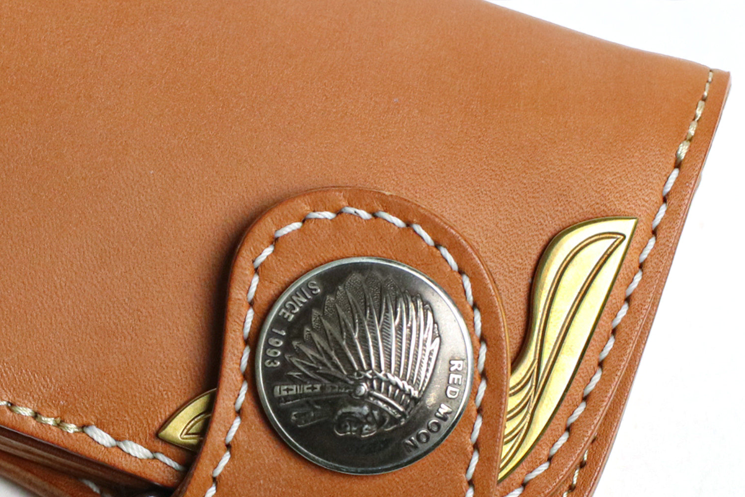 紅月/黃鷹中型錢包,翅膀圖案令人印象深刻