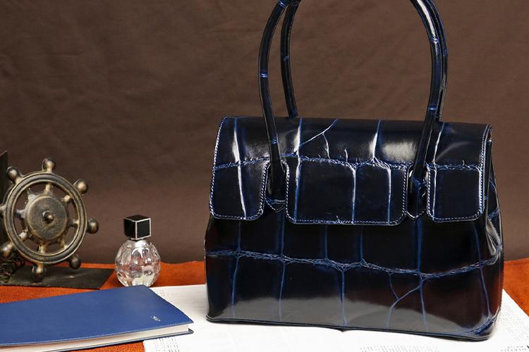 REALMIND / PRIMA A4 tote bag made of glossy large croco-embossed leather