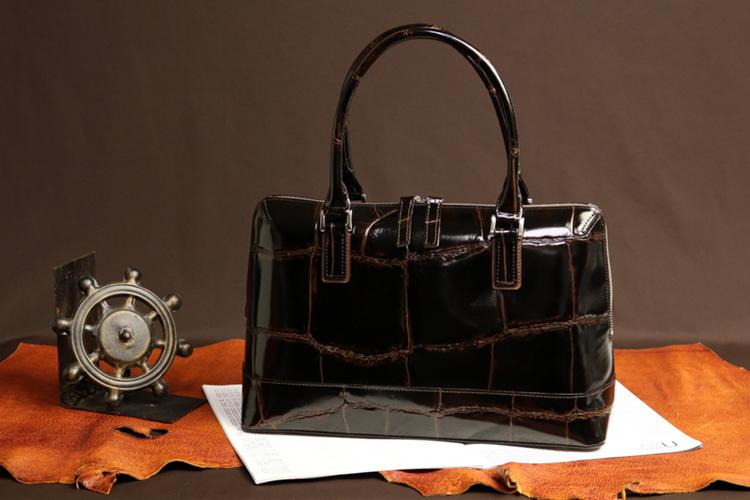 REALMIND / PRIMA 艶めくラージクロコ型押しレザーのラウンドファスナートート