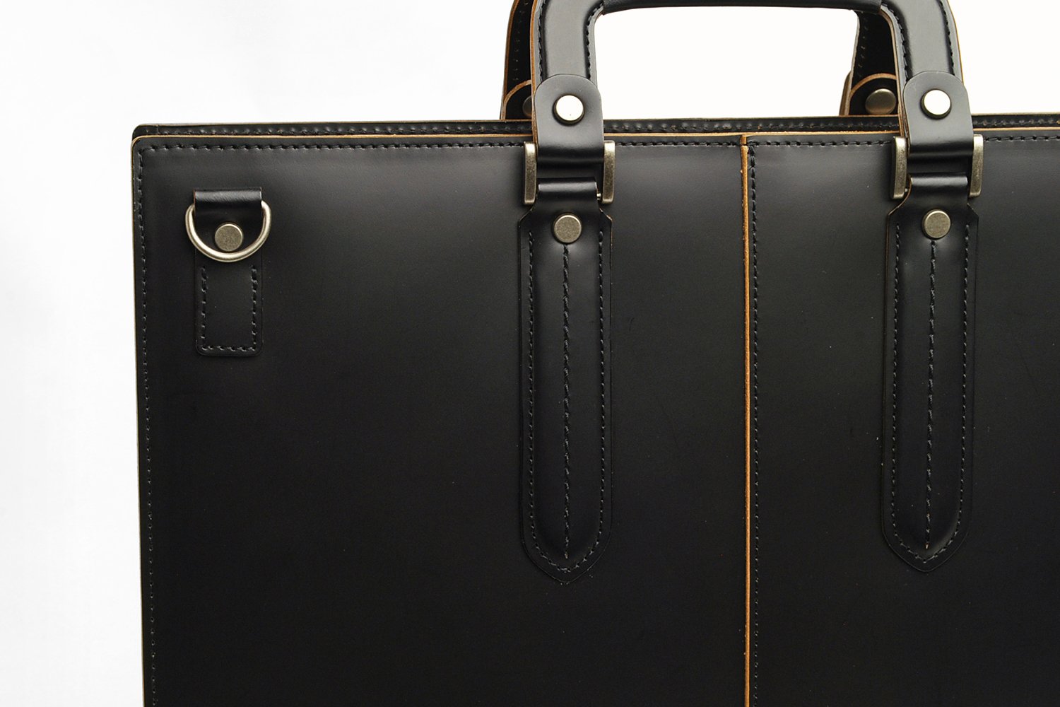 COMPLEX GARDENS / 枯淡重厚な伝統技術が光るハンドルステッチ。牛革ヌメガラスのビジネスバッグ