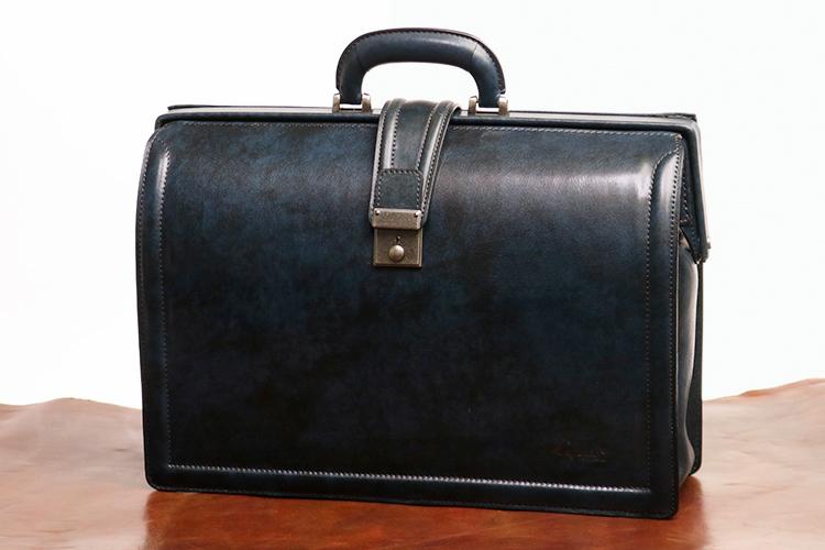 Lugard / G-3 獨一無二的陰影飾面。一款雅緻的 Dulles 包,充滿復古氣息