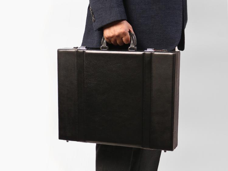Lugard's one-of-a-kind shadow finish. Attaché case L with a vintage feel