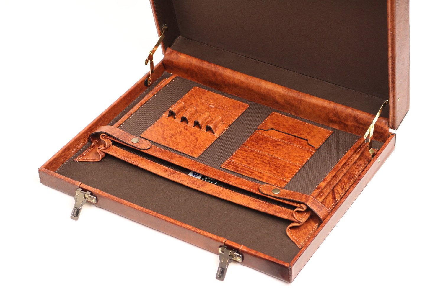 Lugard's one-of-a-kind shadow finish. Attaché case L with a vintage feel