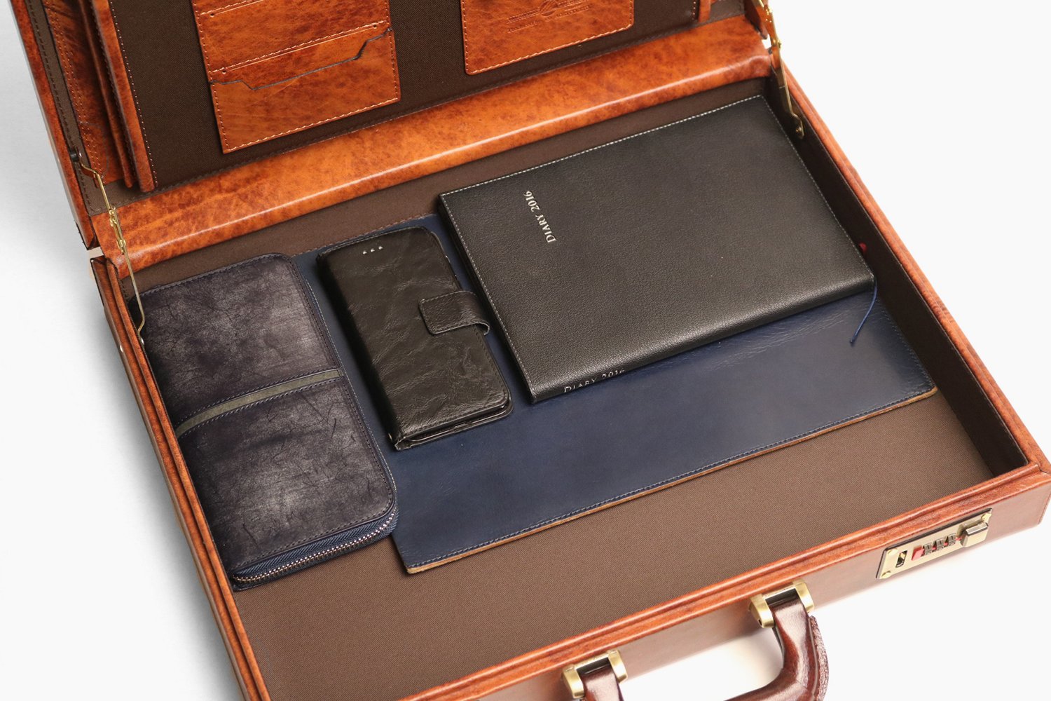 Lugard's one-of-a-kind shadow finish. Attaché case L with a vintage feel