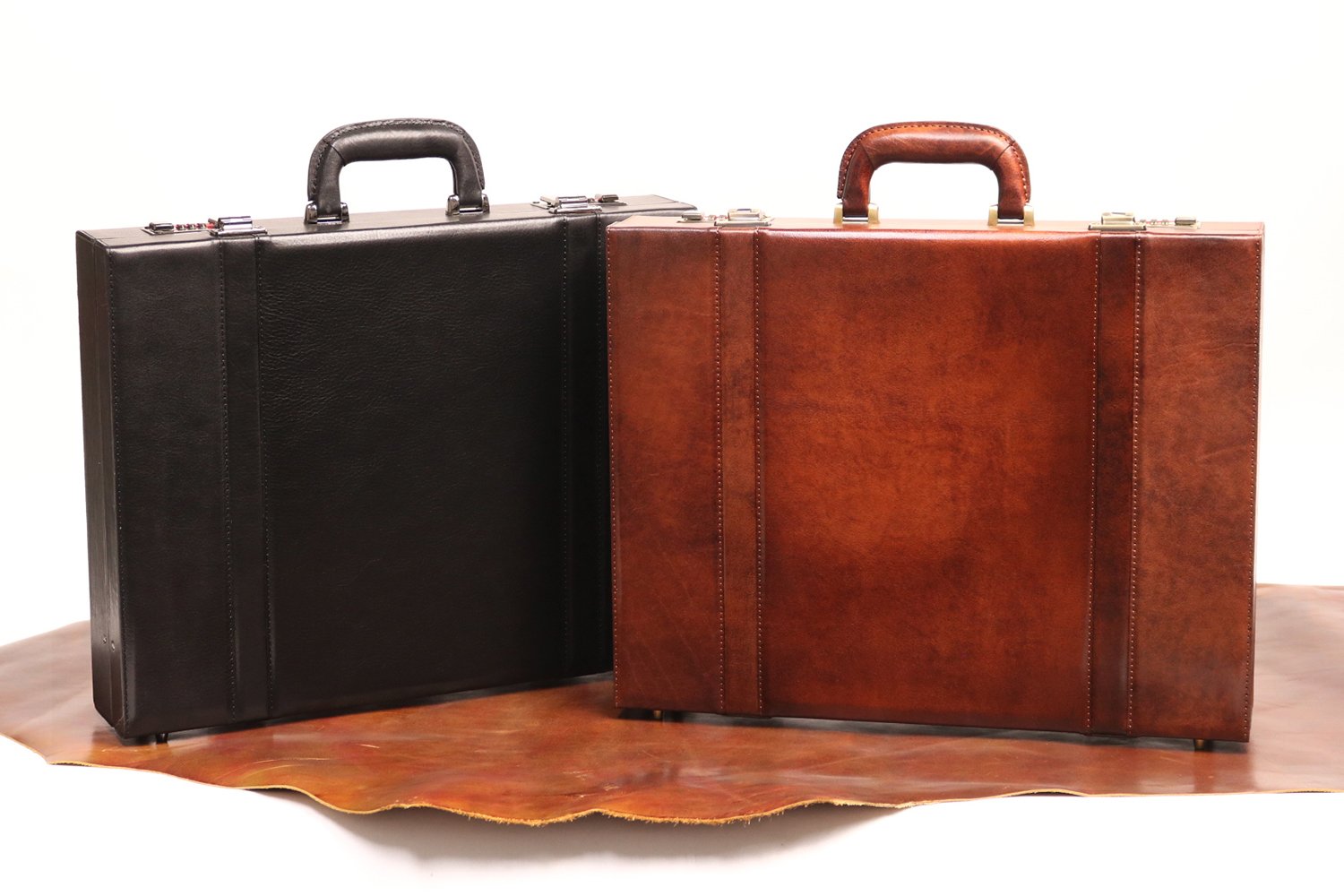 Lugard's one-of-a-kind shadow finish. Attaché case L with a vintage feel