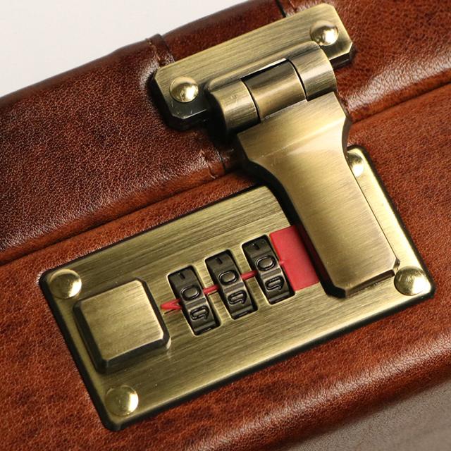 Lugard's one-of-a-kind shadow finish. Attaché case L with a vintage feel