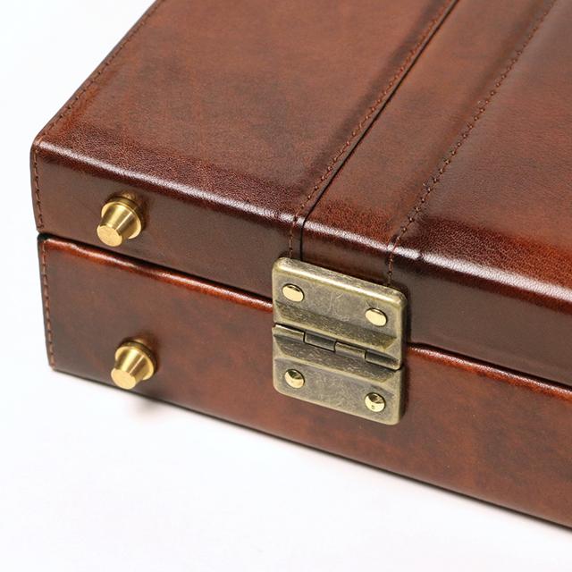 Lugard's one-of-a-kind shadow finish. Attaché case L with a vintage feel