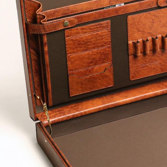 Lugard's one-of-a-kind shadow finish. Attaché case L with a vintage feel