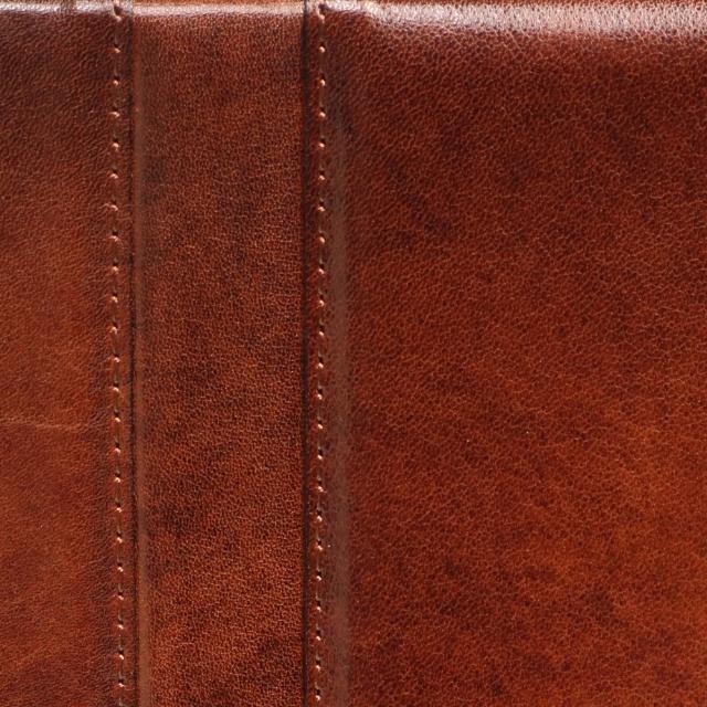 Lugard's one-of-a-kind shadow finish. Attaché case L with a vintage feel