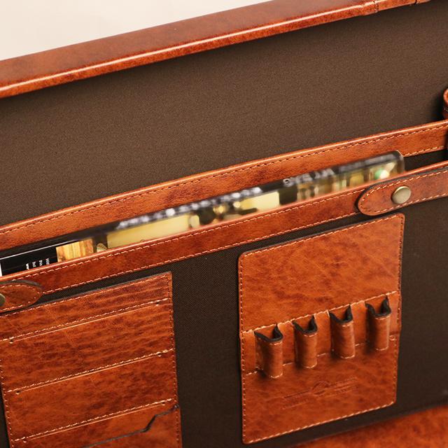 Lugard's one-of-a-kind shadow finish. Attaché case L with a vintage feel