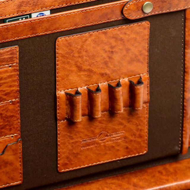Lugard's one-of-a-kind shadow finish. Attaché case L with a vintage feel