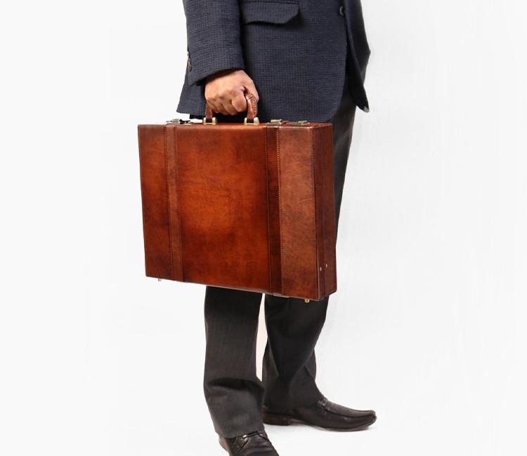 Lugard's one-of-a-kind shadow finish. Attaché case L with a vintage feel