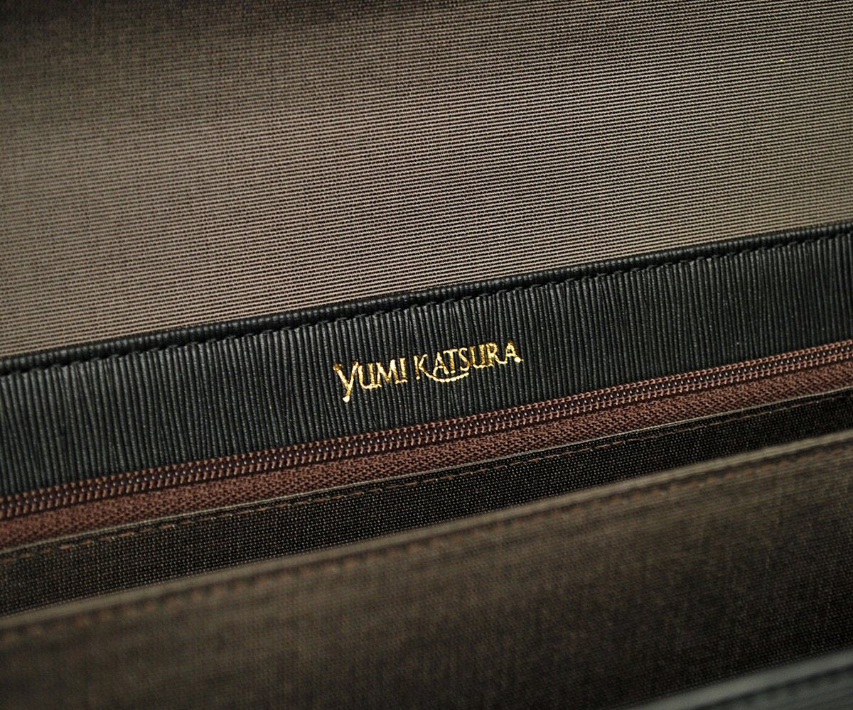 YUMI KATSURA 桂由美 (YUMI KATSURA) 的優雅黑色正裝包 M 採用牛皮製成,配有可根據製作場景變化的金屬配件。