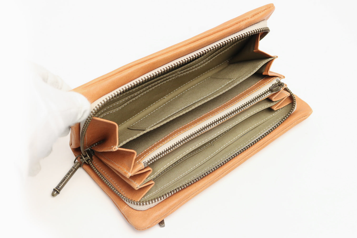 FU-SI FERNALLE / A-wallet 採用優質義大利羔羊皮製成的圓形拉鍊長錢包