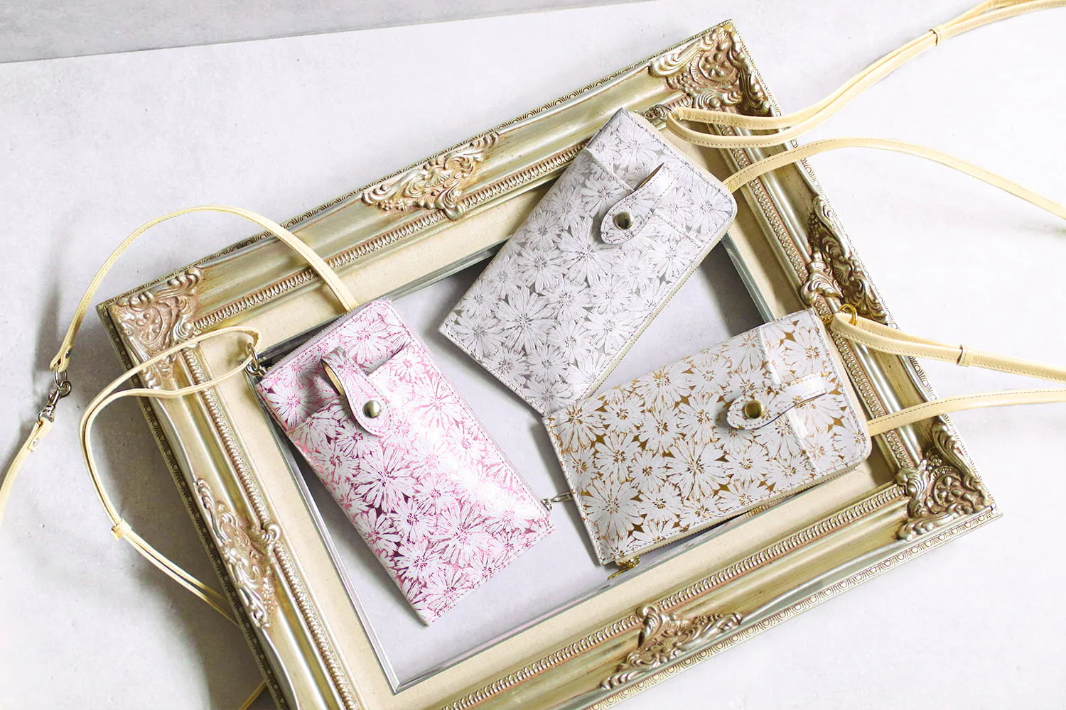 FU-SI FERNALLE / SANTERO collection 手元に咲き誇るデイジー 美しいイタリーレザーのウォレットスマホショルダー