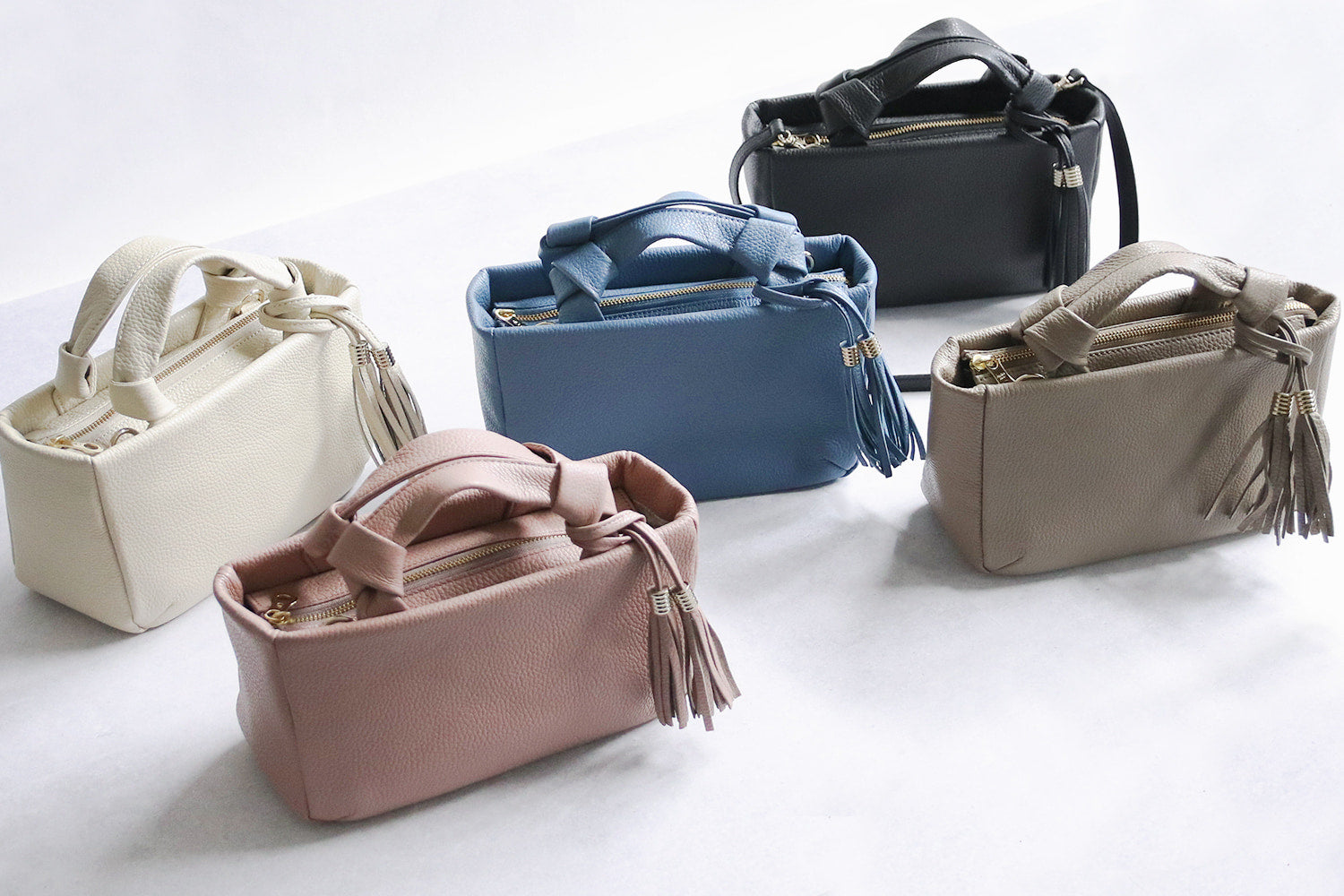 Atelier nuu / loop 優しいトーンの色味と、柔らかいイタリア革 