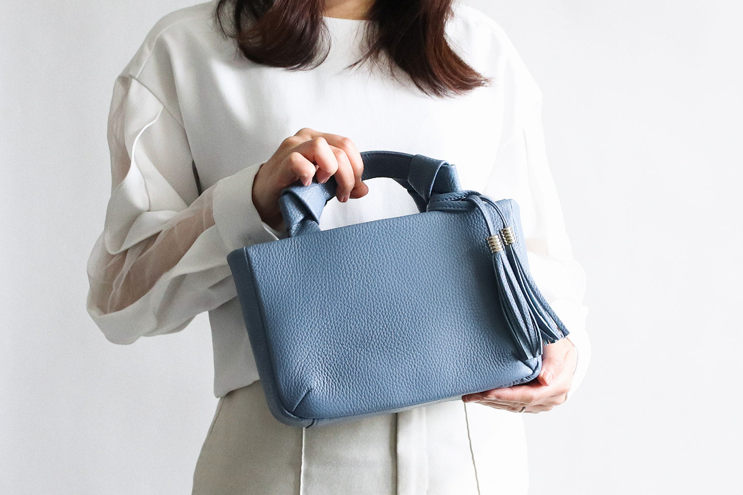 Atelier nuu / loop 柔和的色調和柔軟的意大利皮革。帶有擺動流蘇的迷你波士頓包