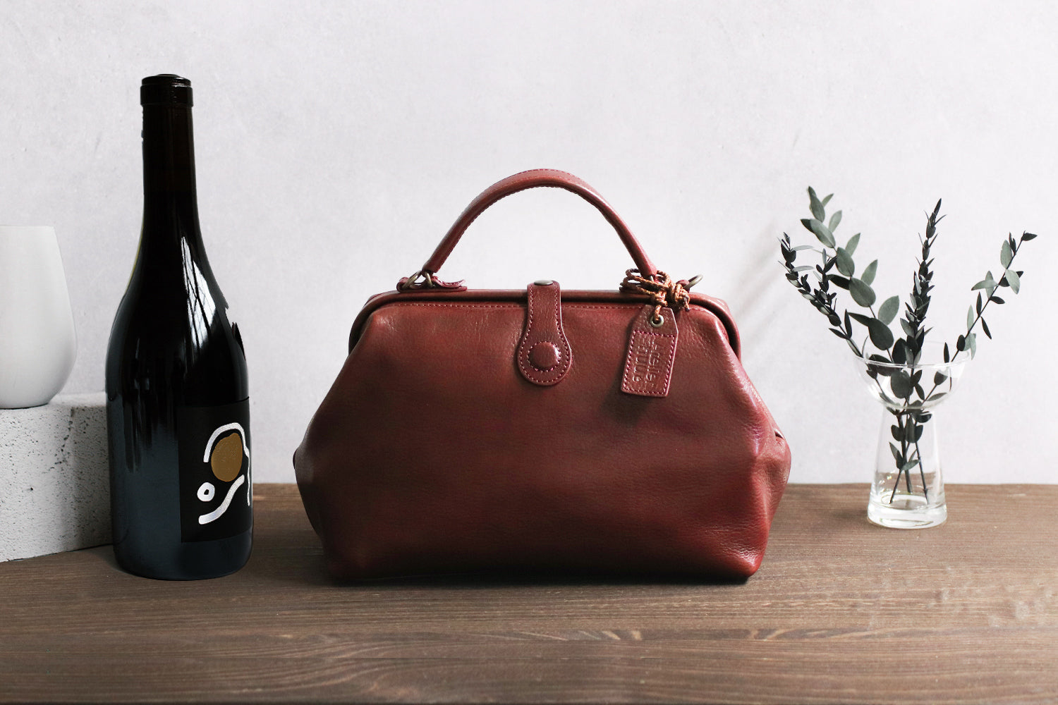 Atelier nuu / Lezza botanica vino 一款雙向迷你行李包,採用可持續皮革製成,用葡萄酒渣染色